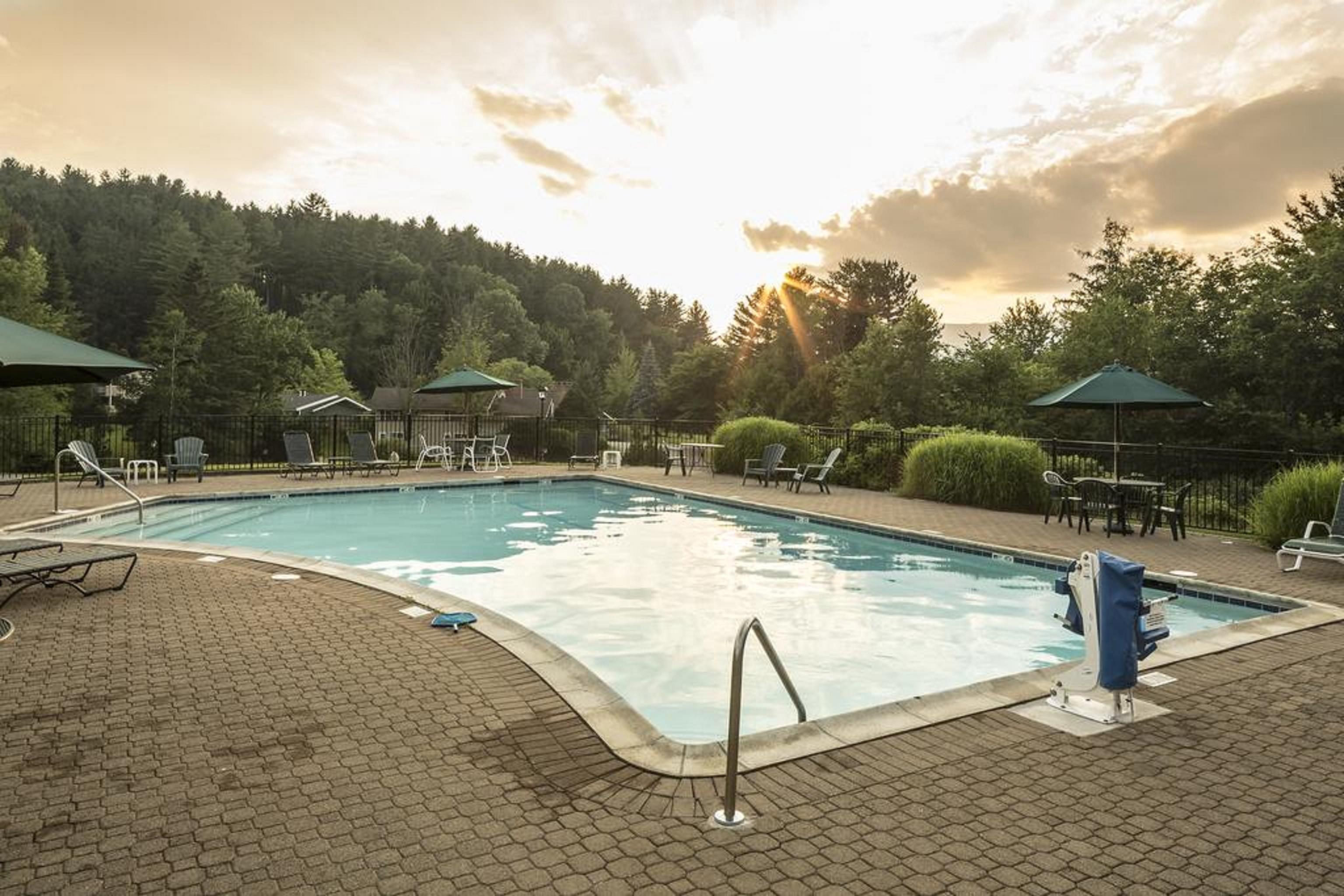 Bluebird Cady Hill Lodge ストー エクステリア 写真